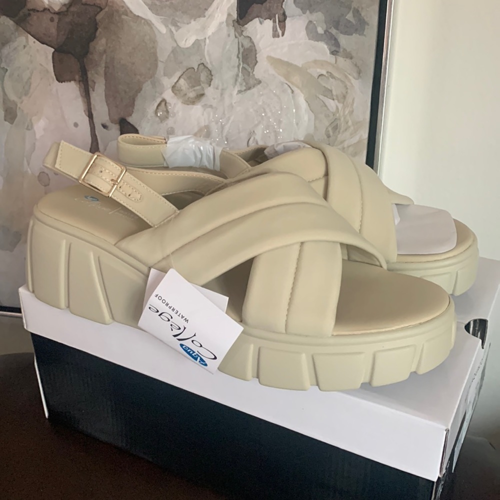 NWT Women’s Aqua College, Godess Waterproof Sandals, Size 11, Bone